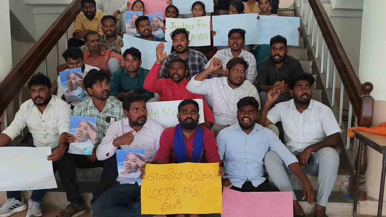 KU | అధికారుల నిర్లక్ష్యం వల్లే శ్రీవిద్య ఆత్మహత్య.. కేయూలో విద్యార్థి సంఘాల ఆందోళన