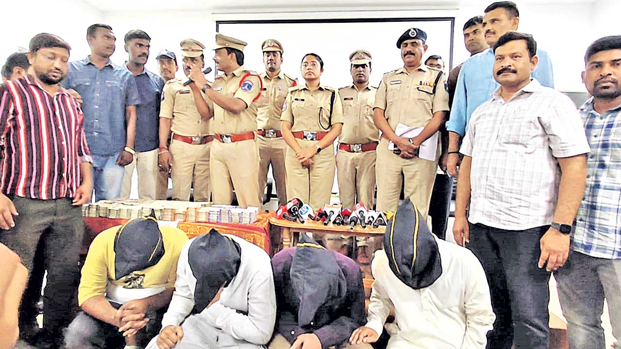 రూ.కోటి దారి దోపిడీ