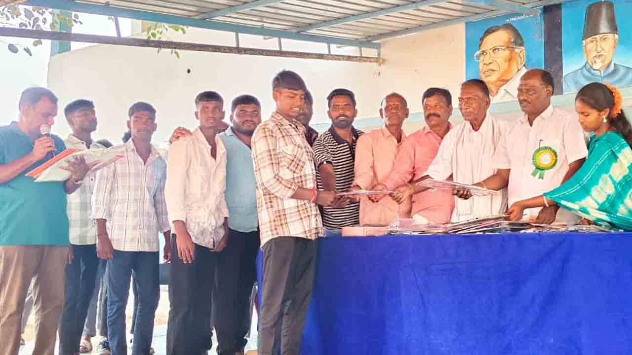 Lalkota | లాల్కోట గ్రామంలో పదో తరగతి విద్యార్థులకు స్టేషనరీ పంపిణీ..!