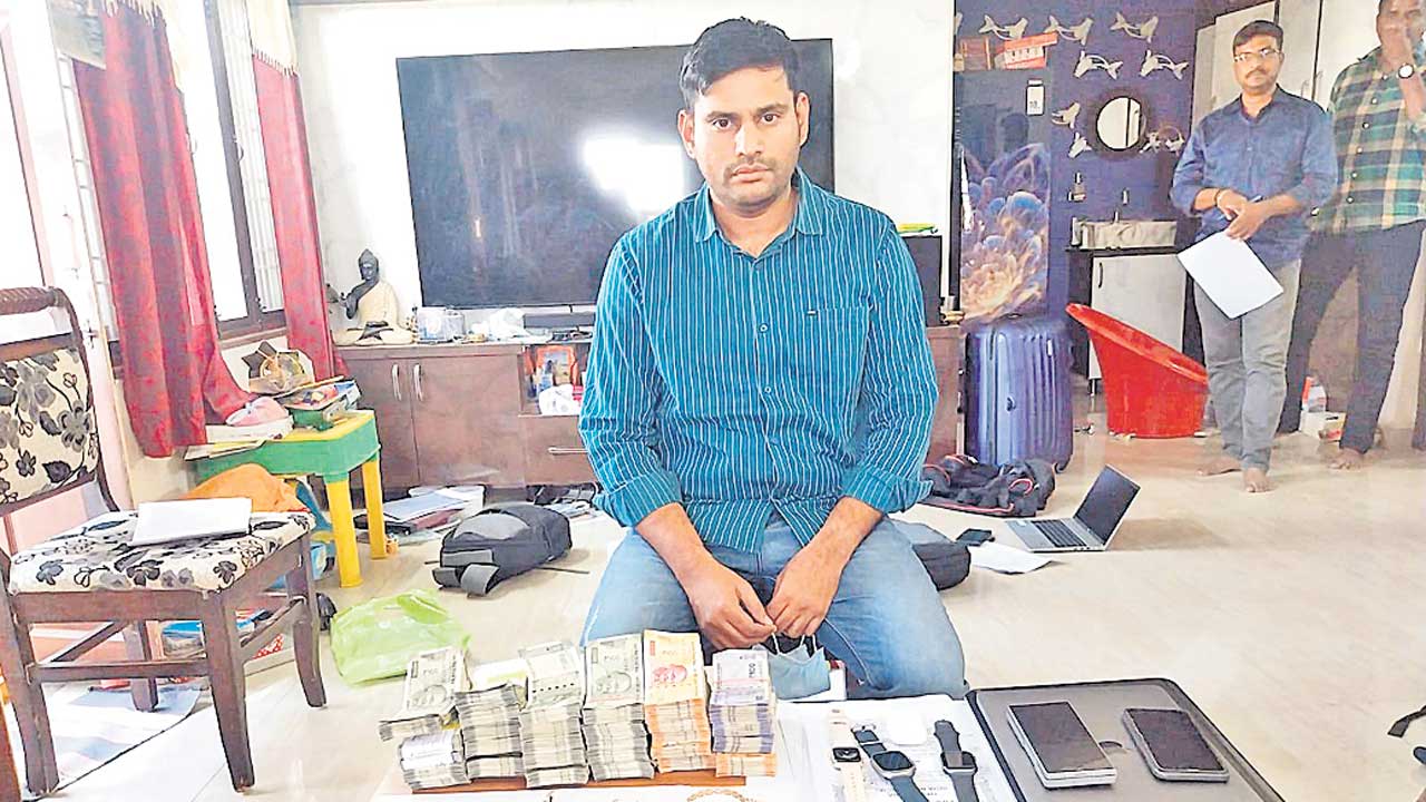 తహసీల్దార్‌ ఇంట్లో ఏసీబీ సోదాలు