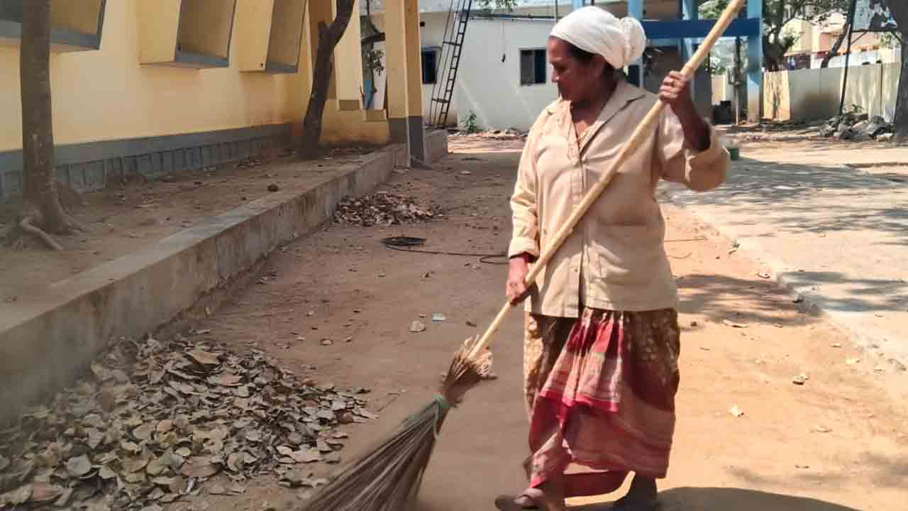 Khamma rural | సలాం సఫాయి లక్ష్మి ..మూడు దశాబ్దాలుగా చీపురుతో సావాసం