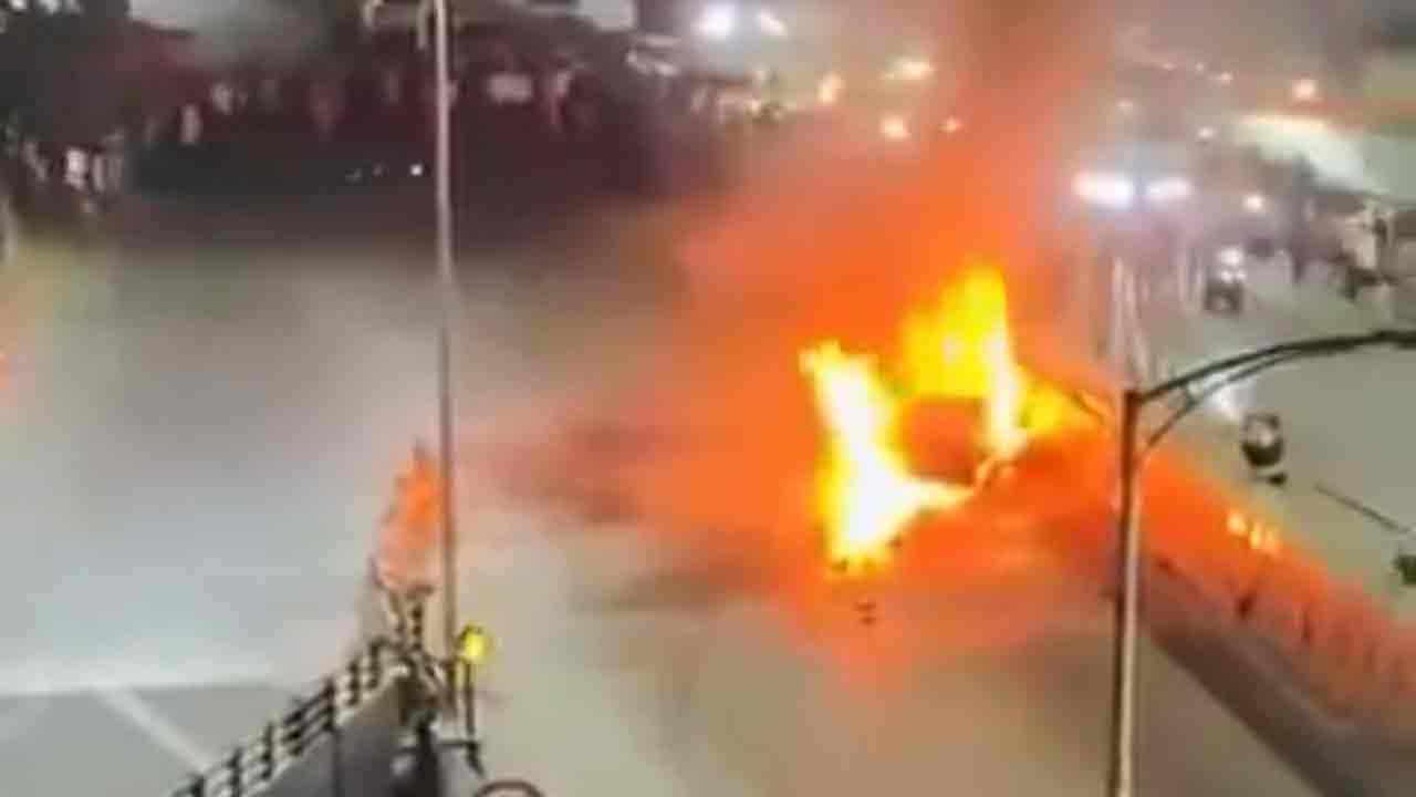 Hyderabad | ఎల్బీనగర్‌లో కారు బీభత్సం.. డీసీఎం‌ను ఢీకొట్టిన క్షణాల్లోనే దగ్ధం!