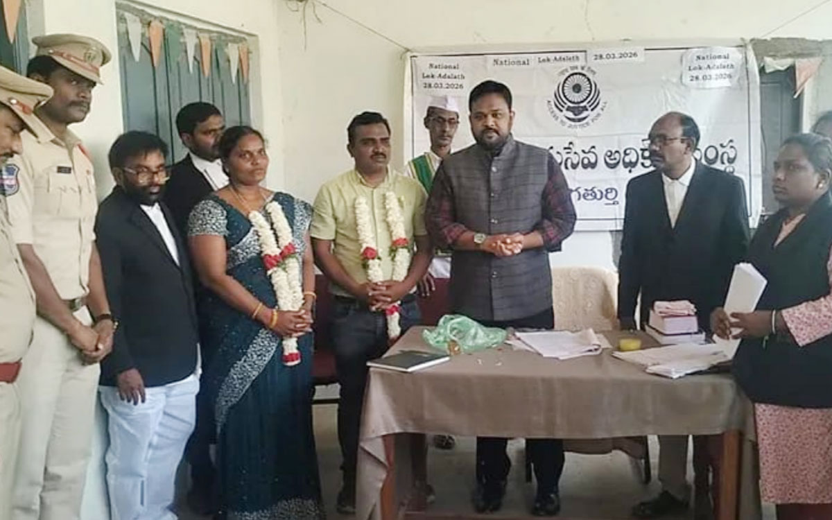 లోక్‌ అదాలత్‌లో ఒక్క‌టైన జంట