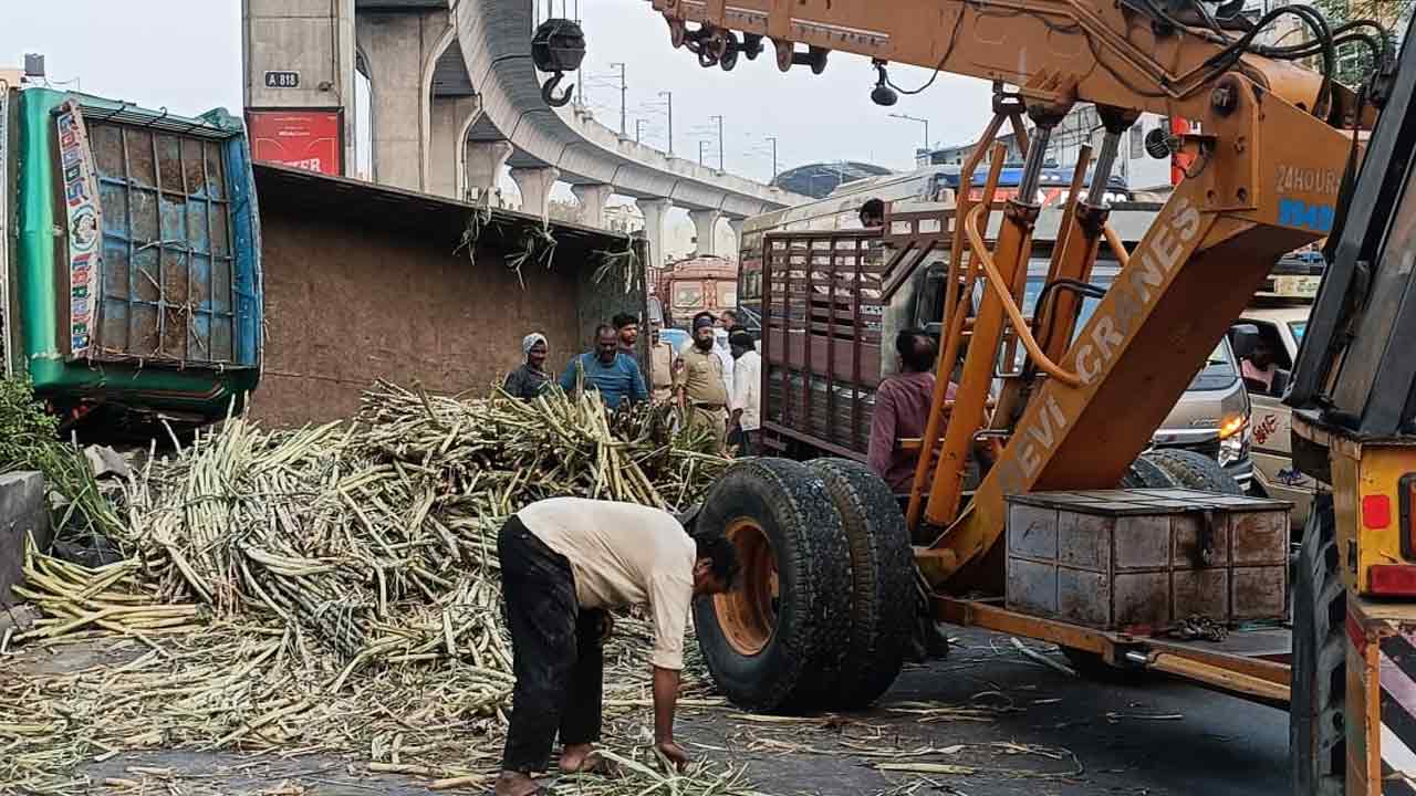 Moosapet | మూసాపేటలో చెరుకు లారీ బోల్తా .. ఇద్దరికి గాయాలు