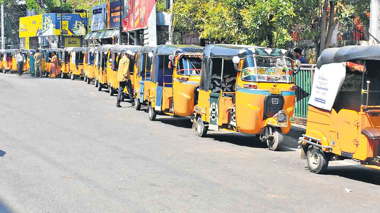 ఎల్‌పీజీ బ్లాక్‌ మార్కెట్‌పై ఆటో డ్రైవర్ల ఆగ్రహం