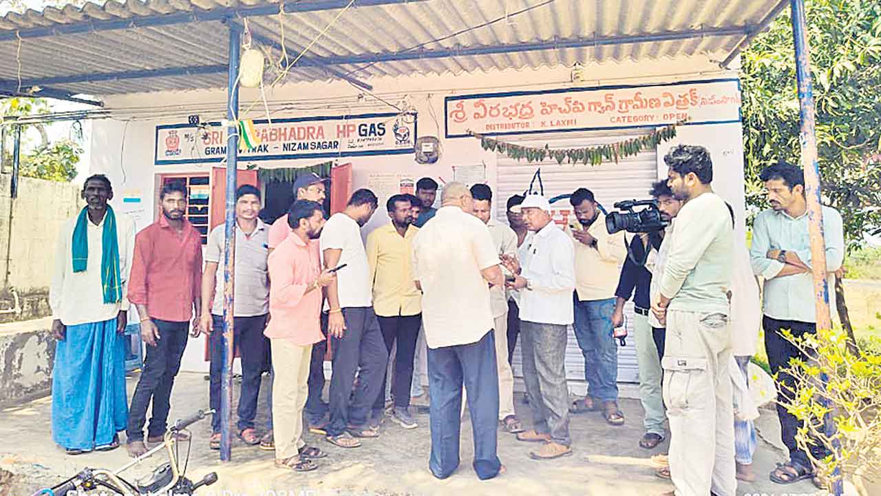 నిరీక్షణ.. నిరసన