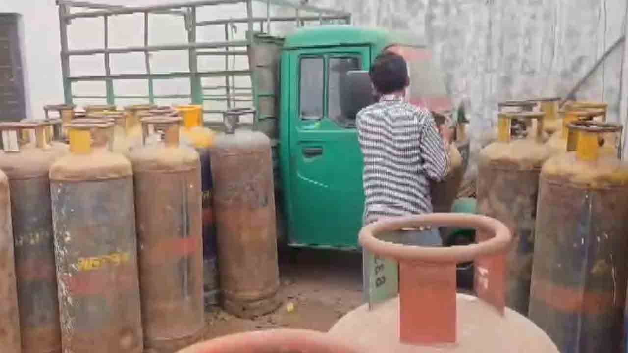 Bandlaguda | బండ్లగూడ గోదాముల్లో టాస్క్‌ఫోర్స్ దాడులు.. అక్రమ గ్యాస్ రీఫిల్లింగ్ ముఠా అరెస్ట్..!