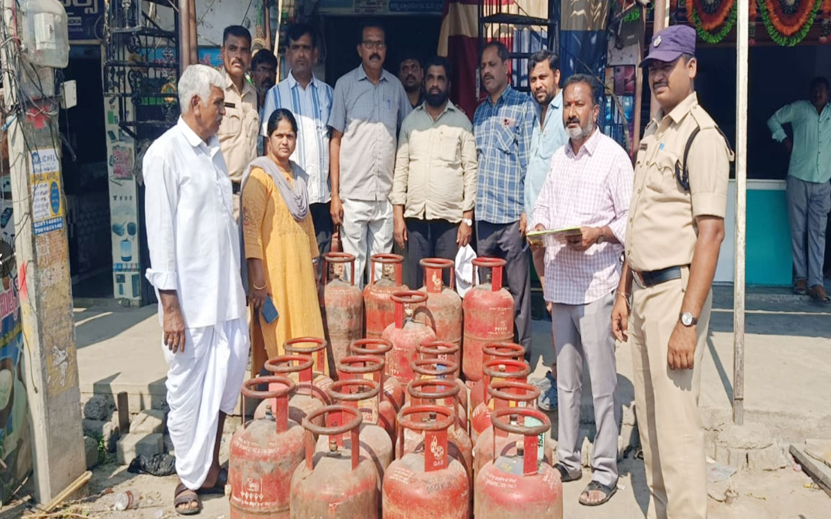 కొండామ‌ల్లేప‌ల్లి హోట్స‌ల్స్‌లో అధికారుల త‌నిఖీలు