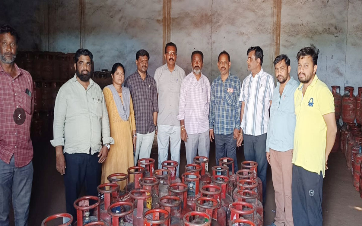 కొండామ‌ల్లేప‌ల్లి హోట్స‌ల్స్‌లో అధికారుల త‌నిఖీలు