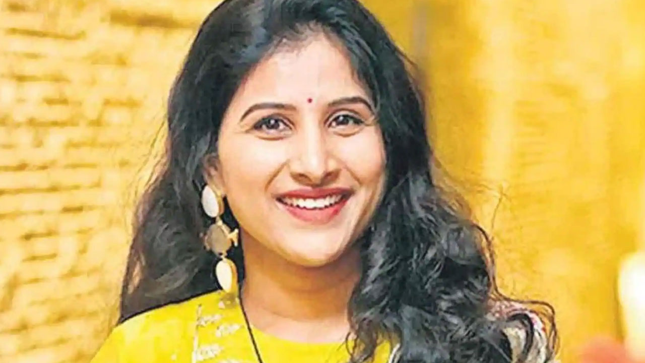 Mangli | మైక్రో ఫైనాన్స్ మోసాలపై సింగర్ మంగ్లీ క్లారిటీ.. నా పేరుతో డబ్బులు వసూలు చేస్తే నమ్మోద్దు..