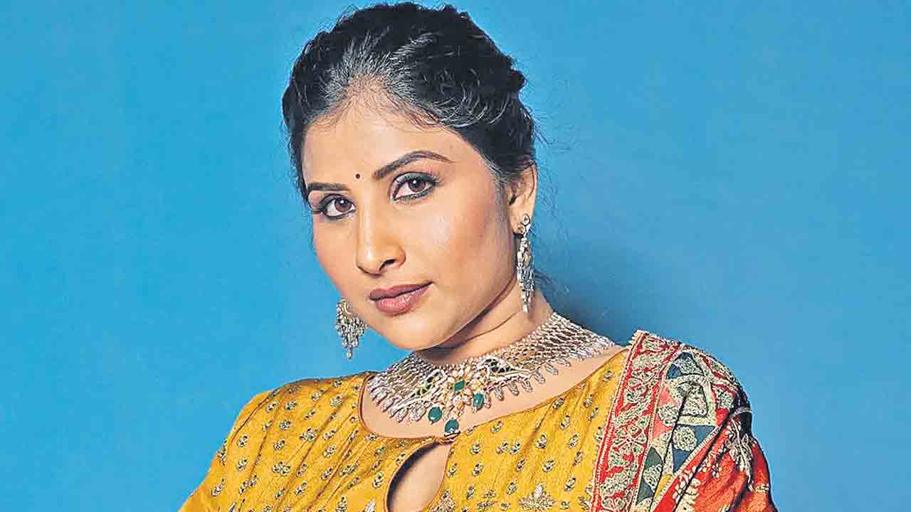 కేడీ పాట వివాదం.. మంగ్లీ క్షమాపణలు