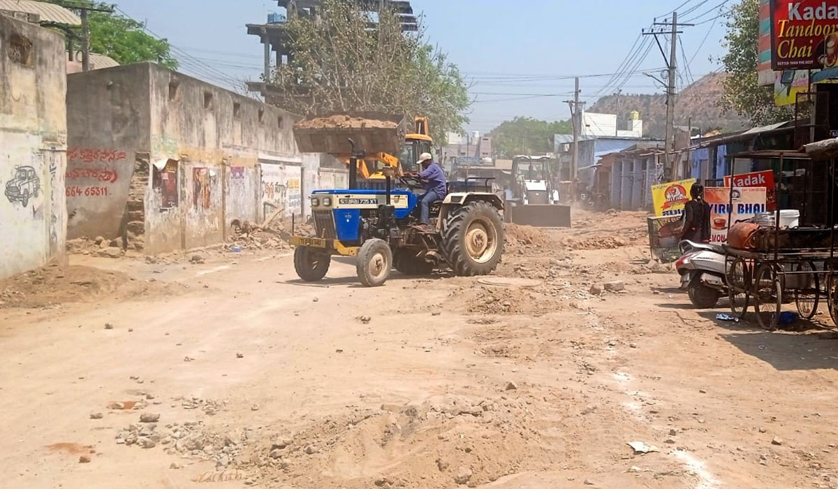 Ramagundam | గోదావరిఖనిలో మార్కెట్ రోడ్ల పునరుద్ధరణ.. ‘నమస్తేతెలంగాణ’ కథనానికి స్పందించిన మేయర్‌ మహంకాళి స్వామి