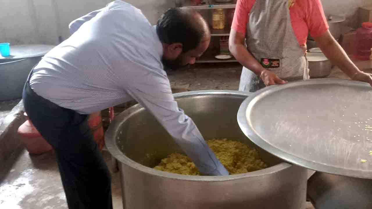 Medak | మెదక్ గురుకులాల్లో నాసిరకం భోజనం.. విద్యార్థులు అస్వస్థతపై తల్లిదండ్రుల ఆందోళన