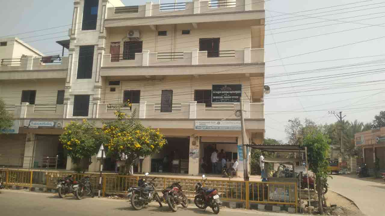 Government Offices | ప్రభుత్వ కార్యాలయాల్లో దళారుల దందా… మధ్యవర్తులతో వెళితేనే పనులు!