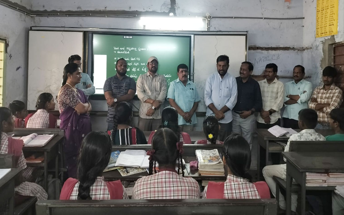 'విద్యార్థుల‌కు ఏ చిన్న సాయ‌మైన సమాజ అభివృద్ధికి పెద్ద అడుగు'