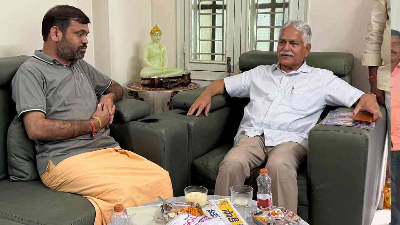 Hanumakonda | నాగరాజును పరామర్శించిన తెలంగాణ మీడియా అకాడమీ చైర్మన్‌ శ్రీనివాస్‌రెడ్డి