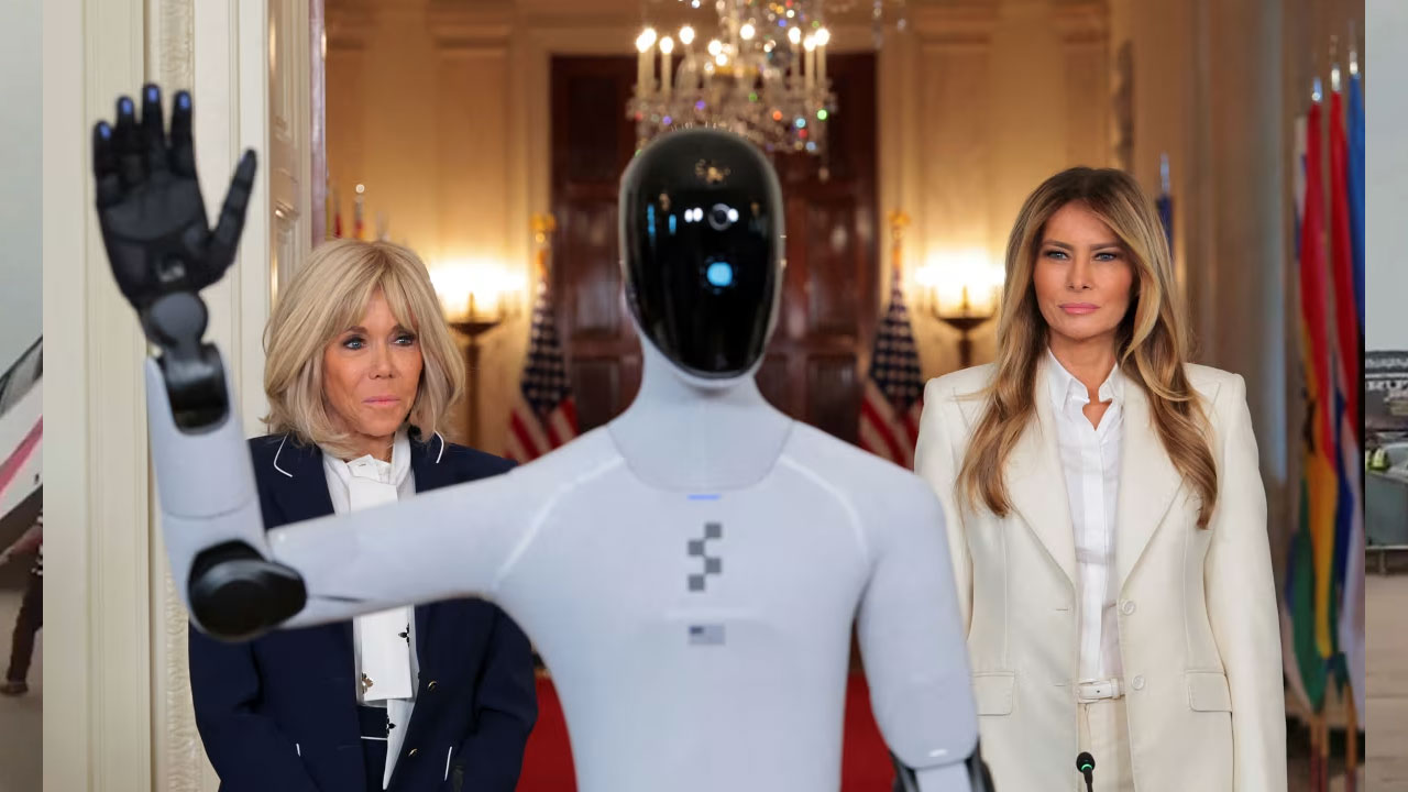Melania Trump: వైట్‌హౌజ్‌లో మెలానియా ట్రంప్‌తో క‌లిసి న‌డిచిన రోబో.. వీడియో