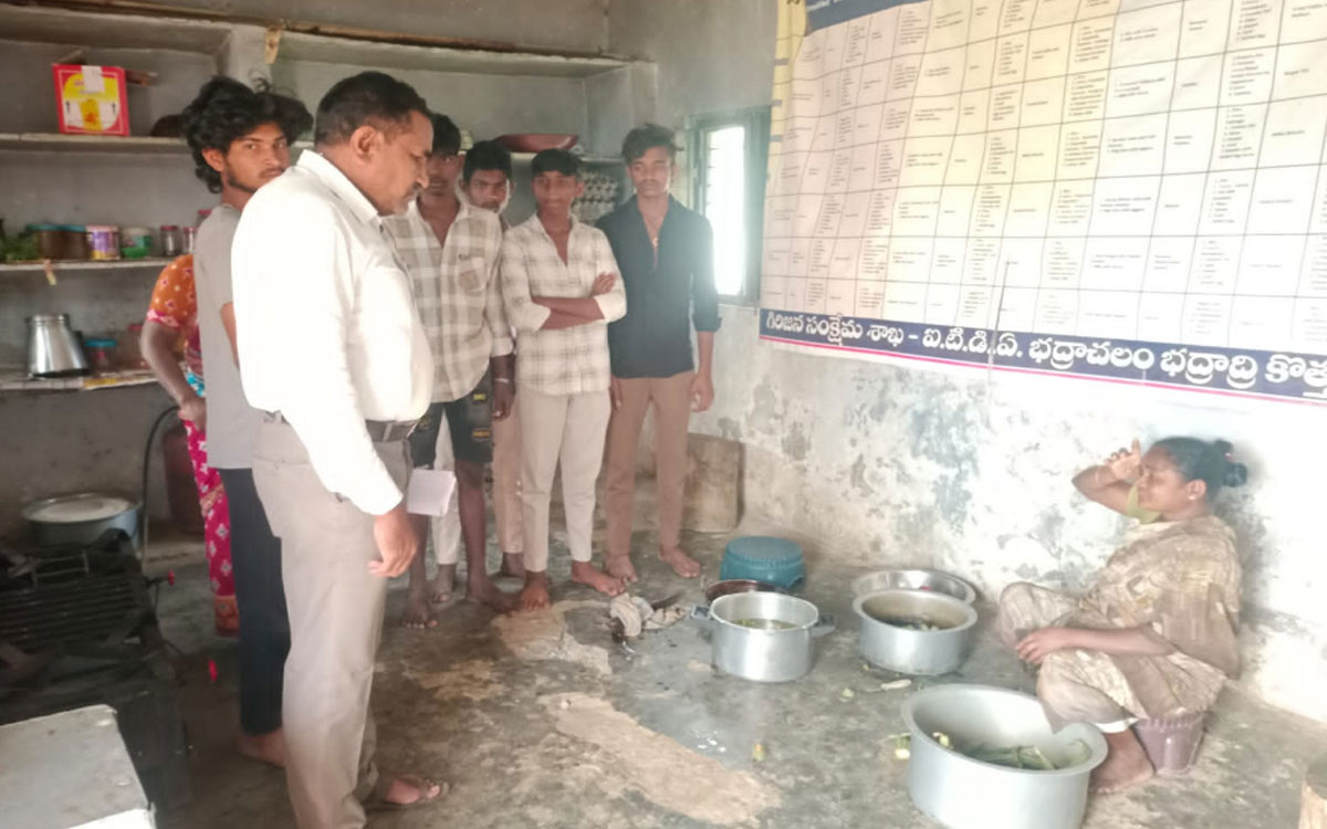 పాఠశాలల్లో మధ్యాహ్న భోజనంపై ఆకస్మిక తనిఖీలు