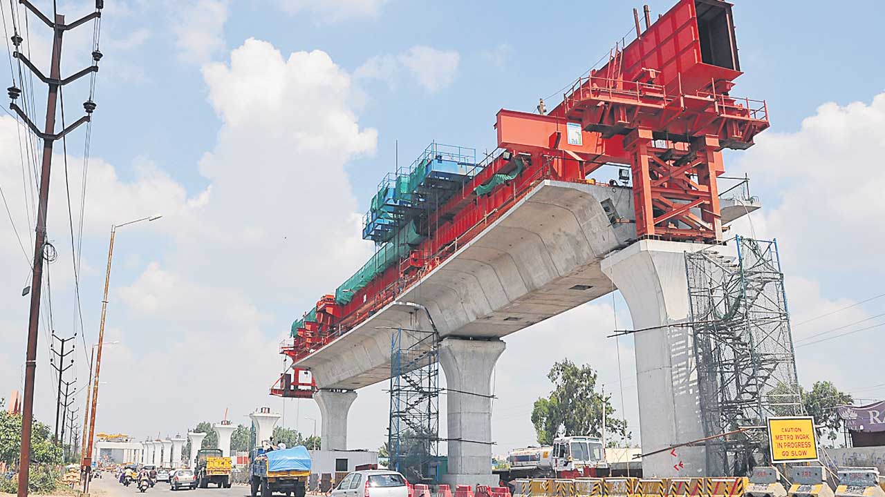 నార్త్‌ సిటీ మెట్రో జాప్యం.. వినూత్న నిరసన