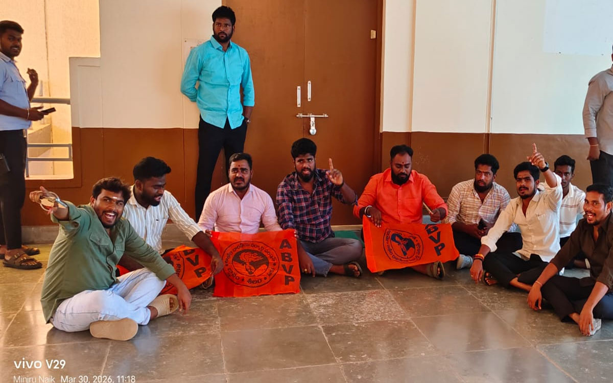 ఎంజీయూలో దెబ్బ‌తిన్న రోడ్ల‌ను బాగుచేయాల‌ని ఏబీవీపీ ధ‌ర్నా