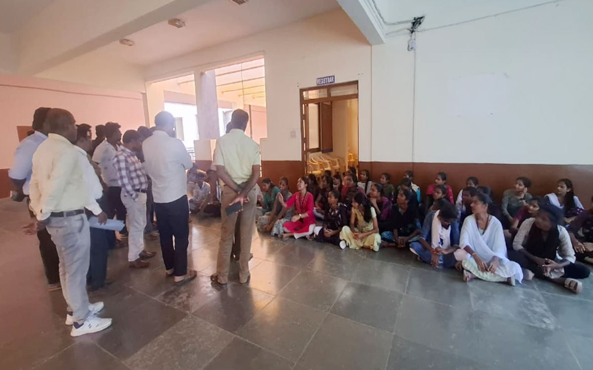 ఎంజీయూలో బీటెక్ విద్యార్థుల ఆందోళన