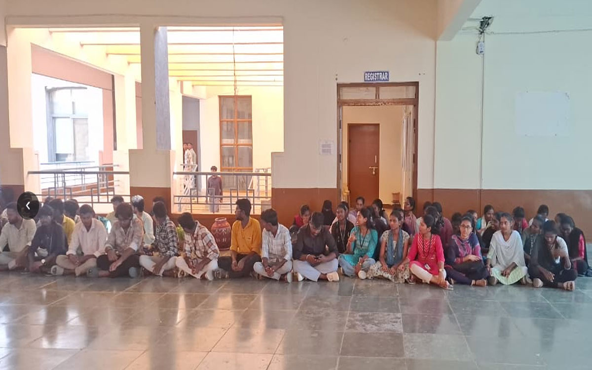 ఎంజీయూలో బీటెక్ విద్యార్థుల ఆందోళన