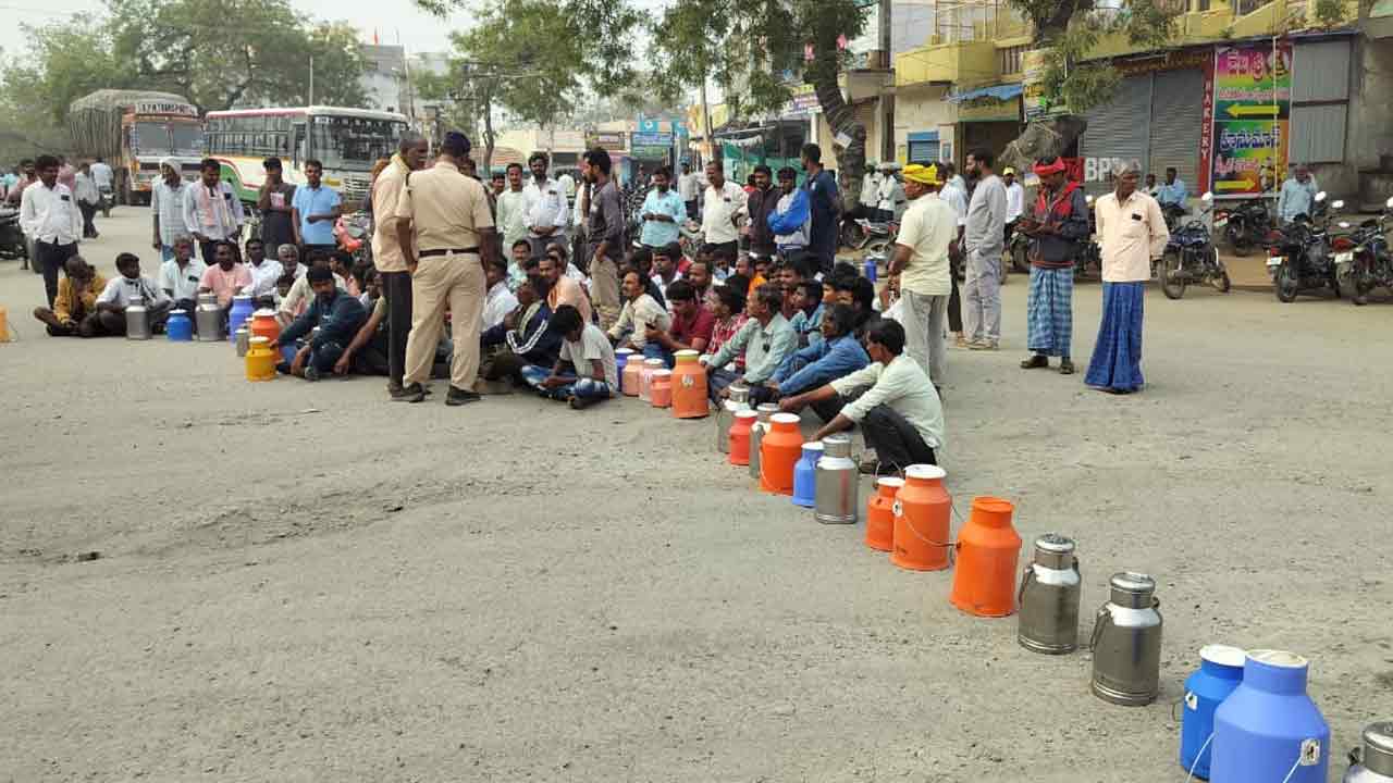 Bachannapet | బచ్చన్నపేటలోనే పాలు కొనుగోలు చేయాలని పాడి రైతుల ధర్నా