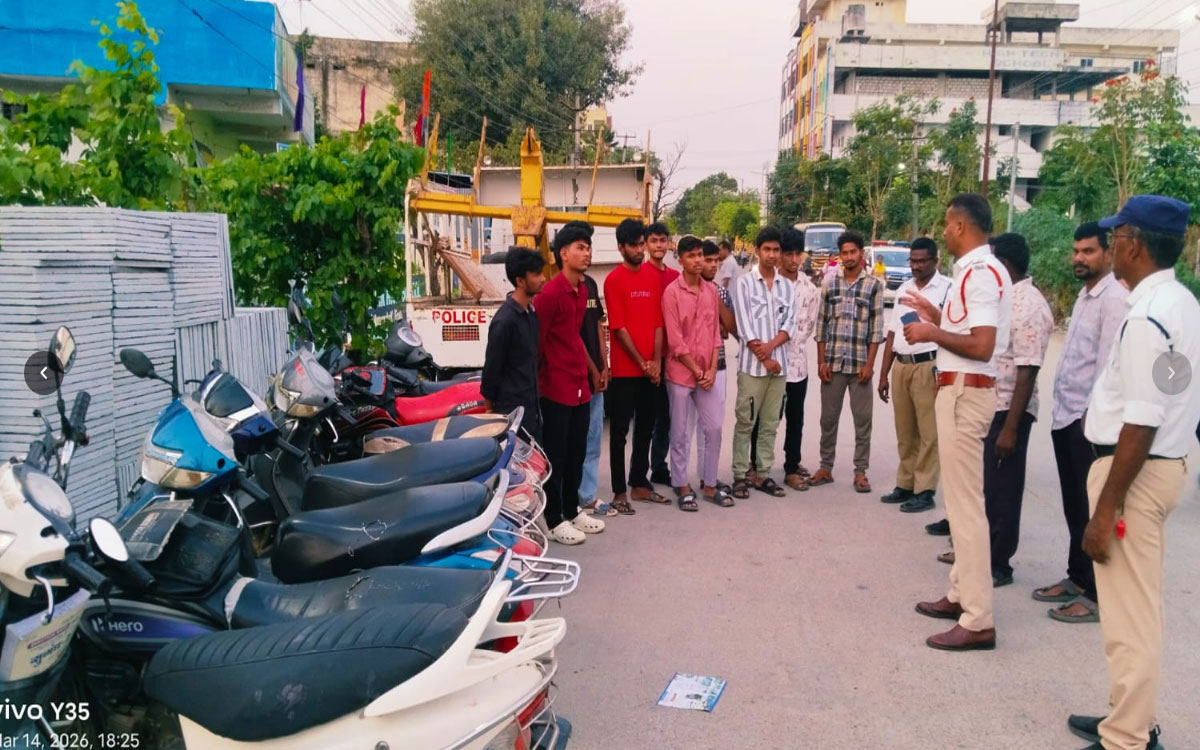 మైనర్లు నడుపుతున్న 13 ద్విచక్ర వాహనాలు సీజ్