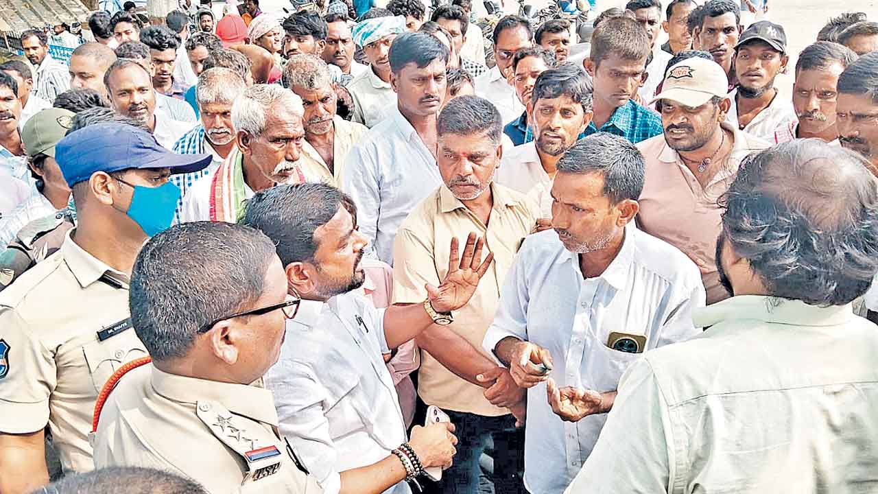 మిర్చి ధర తగ్గడంపై రైతుల ఆందోళన