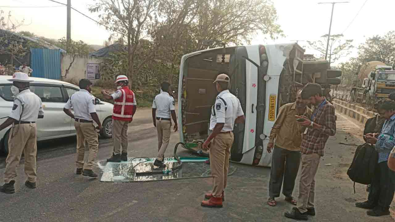 Accident | మియాపూర్‌లో యూటర్న్ వద్ద ప్రైవేటు బస్సు బోల్తా.. ఒకరికి తీవ్రగాయాలు