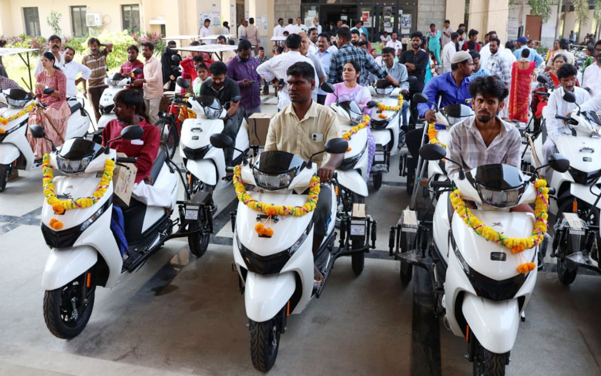 దివ్యాంగులకు ఎమ్మెల్యే కూనంనేని సహాయ ఉపకరణాలు పంపిణీ