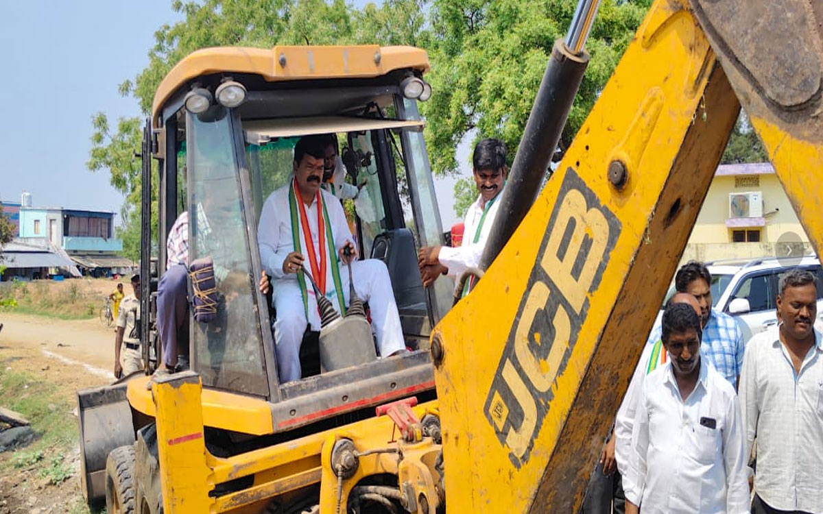 నాగినేనిప్రోలు రెడ్డిపాలెంలో సైడ్ డ్రైన్ నిర్మాణ పనులకు ఎమ్మెల్యే పాయం శంకుస్థాపన