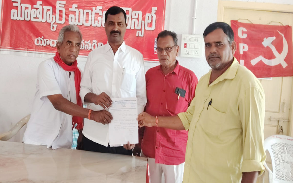 చేనేత రుణాలు మాఫీ చేయాల‌ని ఎమ్మెల్సీ స‌త్యంకు విన‌తి