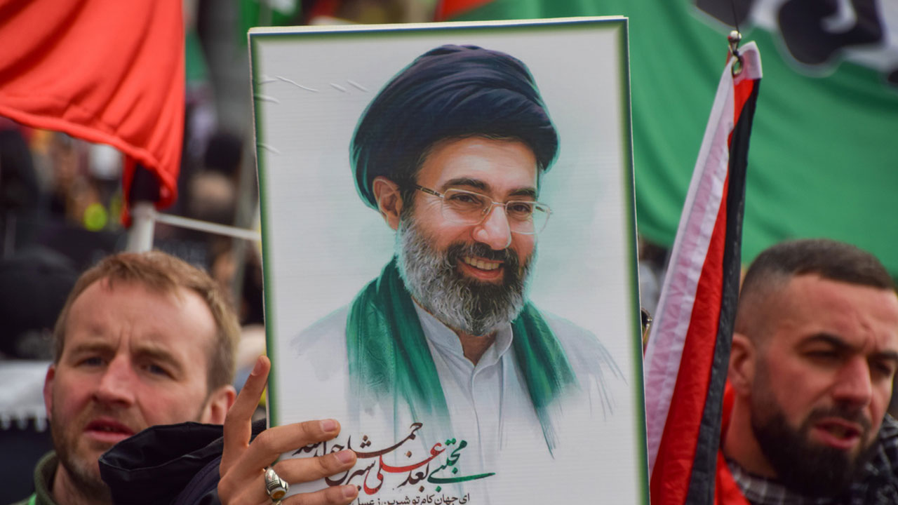 Mojtaba Khamenei: మొజ్తాబా ఖ‌మేనీకి మాస్కోలో చికిత్స !..  ఖ‌ర్గ్ దీవికి అమెరికా సైనిక బ‌ల‌గాలు !