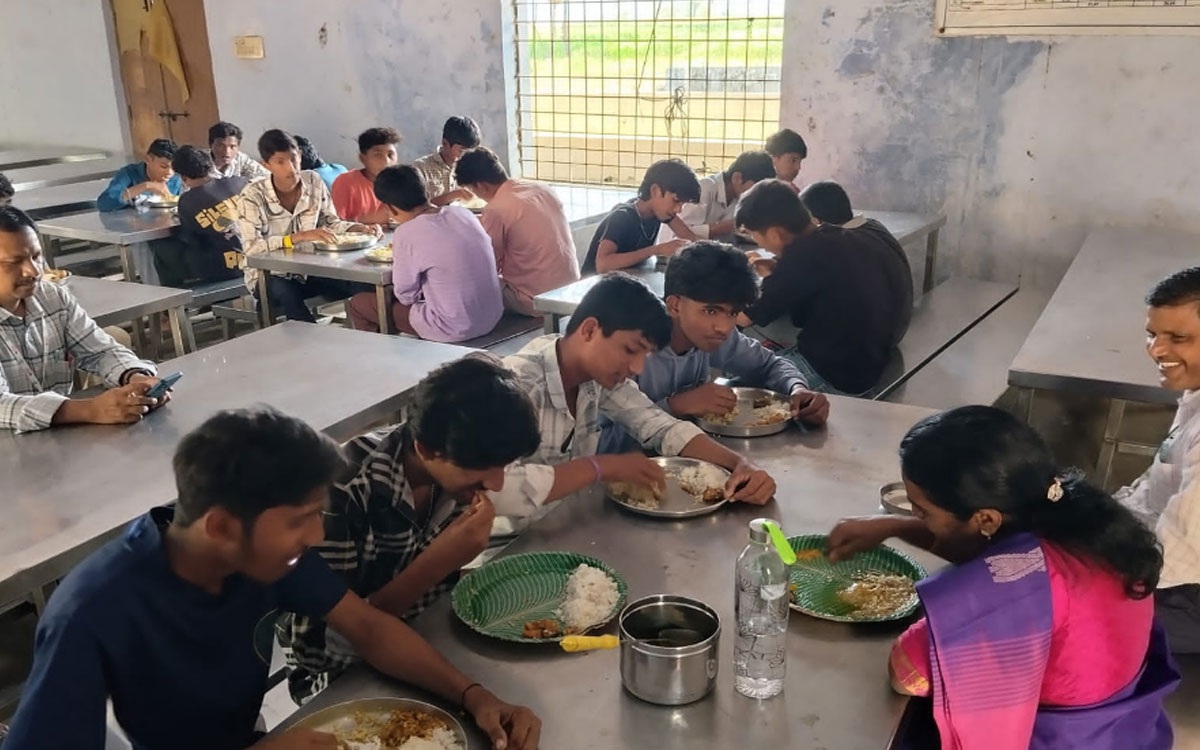 పాఠశాలల్లో మధ్యాహ్న భోజనంపై ఆకస్మిక తనిఖీలు