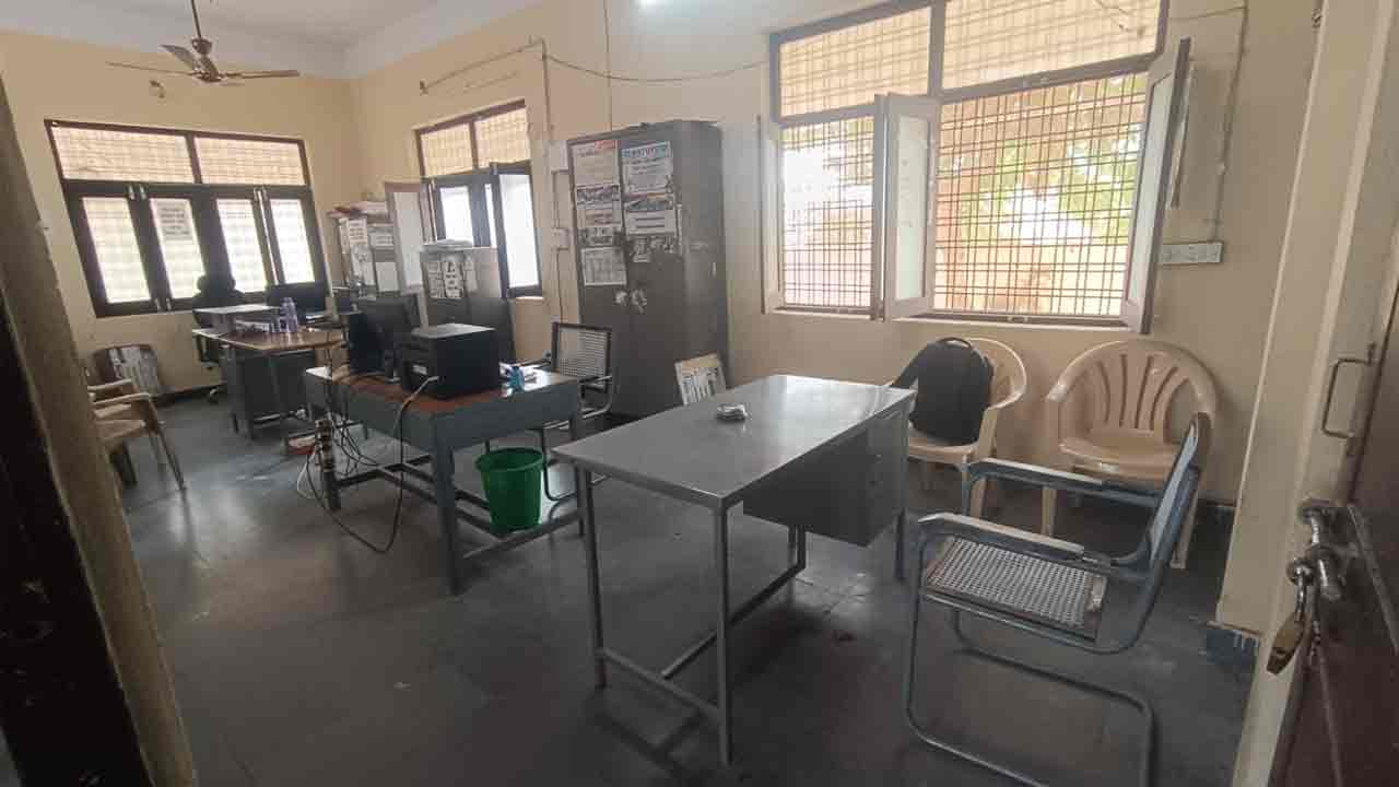 Narsimhulapeta | ఉదయం11 దాటినా ఆఫీసుకు రాని అధికారులు.. ఎంపీడీవో కార్యాలయ సిబ్బందిపై ప్రజల ఆగ్రహం