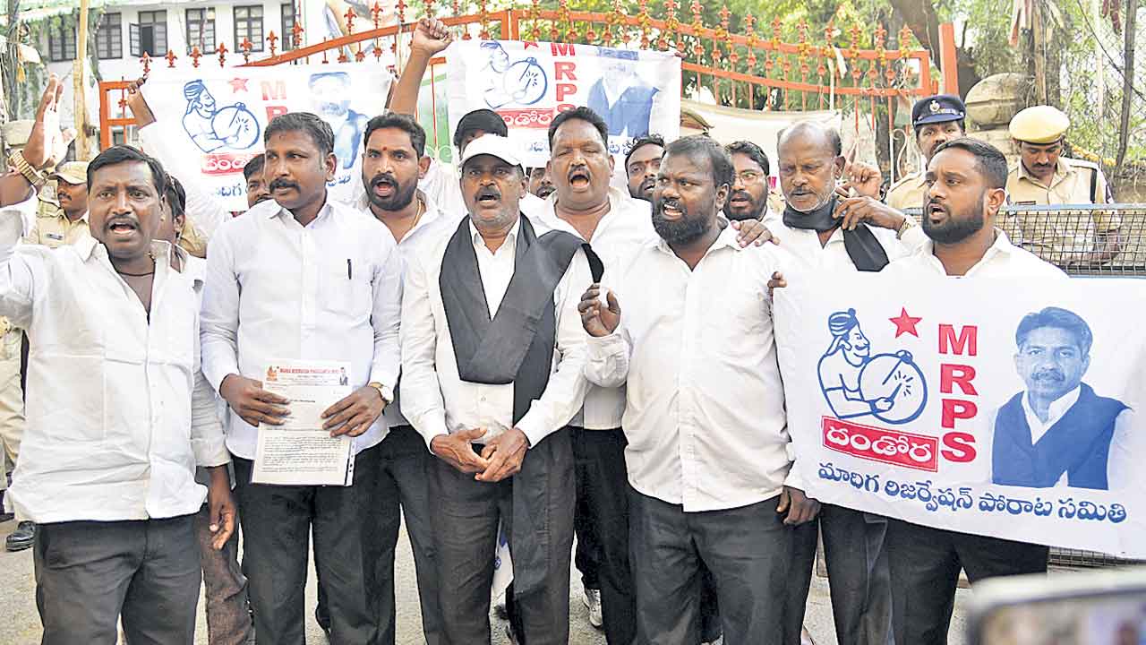 గాంధీభవన్‌ను ముట్టడించిన ఎమ్మార్పీఎస్‌