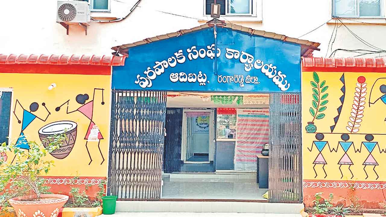 విలీనం.. అధ్వానం.. జీహెచ్‌ఎంసీలో కలిసిపోయిన మున్సిపాలిటీల్లో పౌరసేవలు అస్తవ్యస్తం