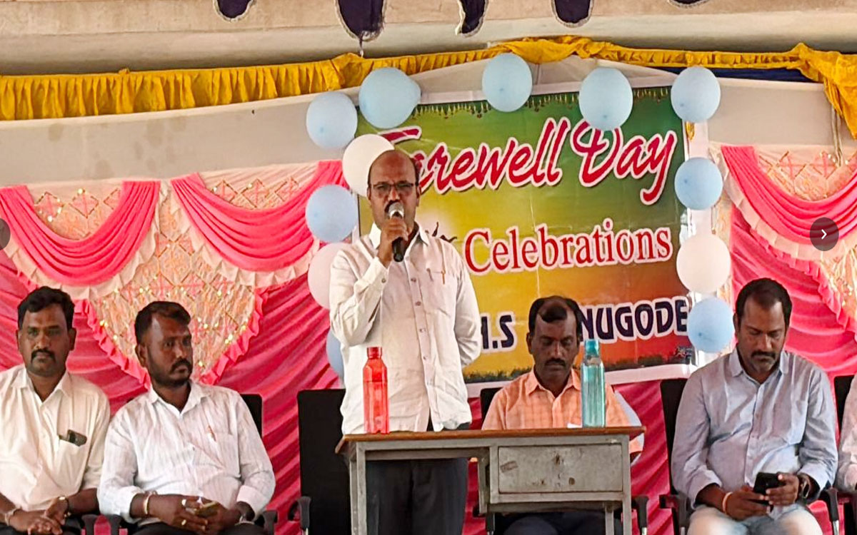 జ‌డ్పీహెచ్ఎస్ మునుగోడుకు పూర్వ విద్యార్థులు బీరువా అంద‌జేత‌