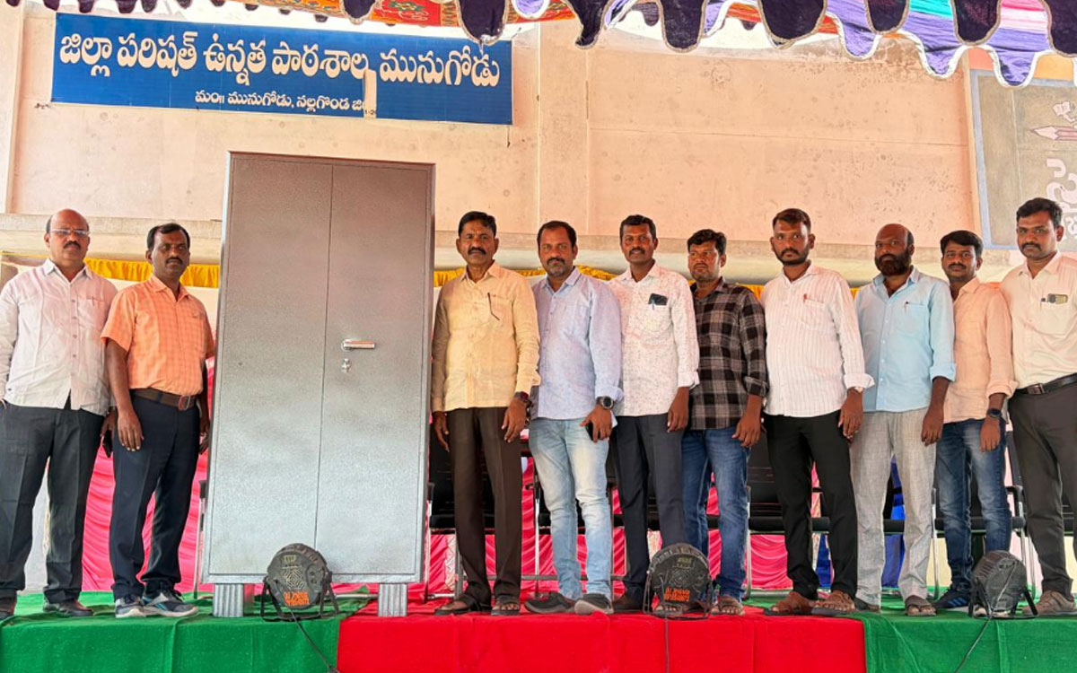 జ‌డ్పీహెచ్ఎస్ మునుగోడుకు పూర్వ విద్యార్థులు బీరువా అంద‌జేత‌