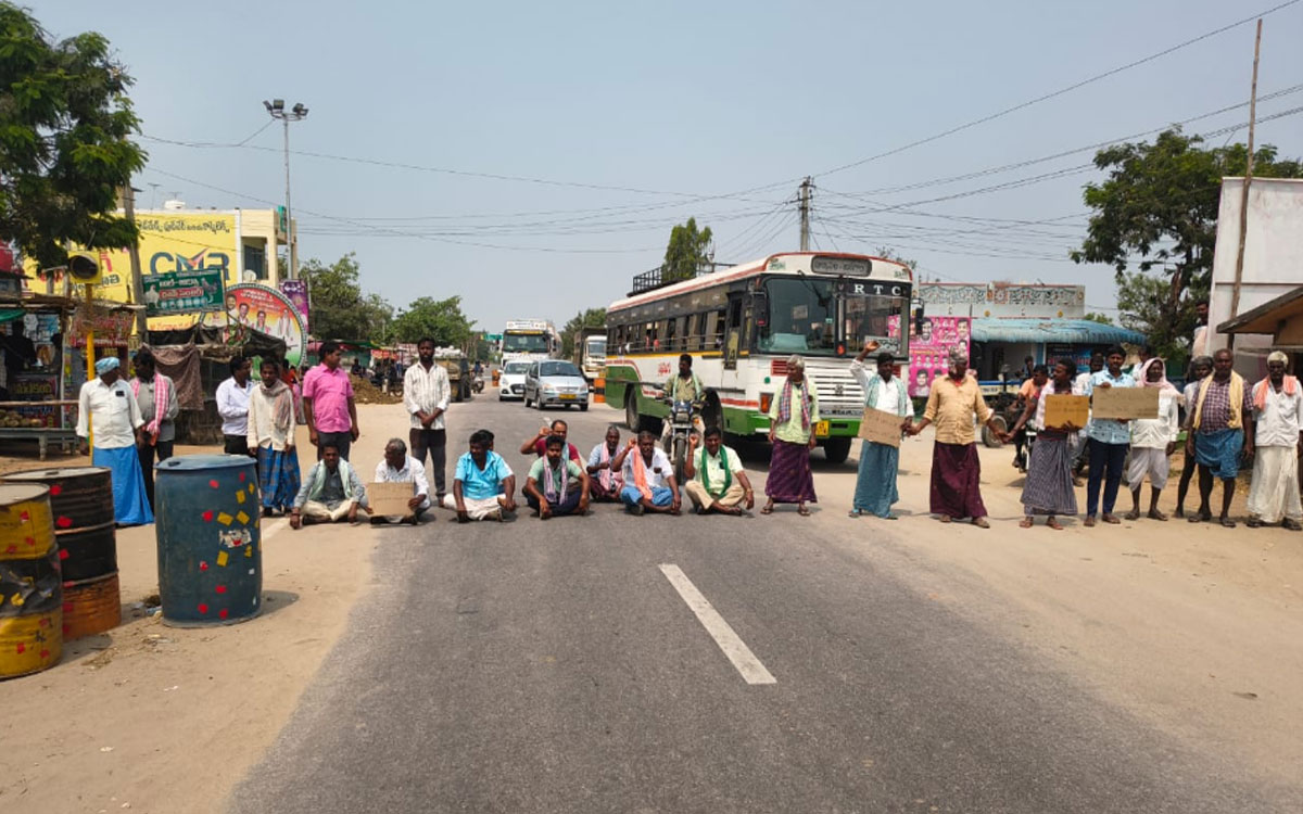 ఎస్సారెస్పీ నీటిని విడుదల చేయాలని ర‌హ‌దారిపై రైతుల ధర్నా