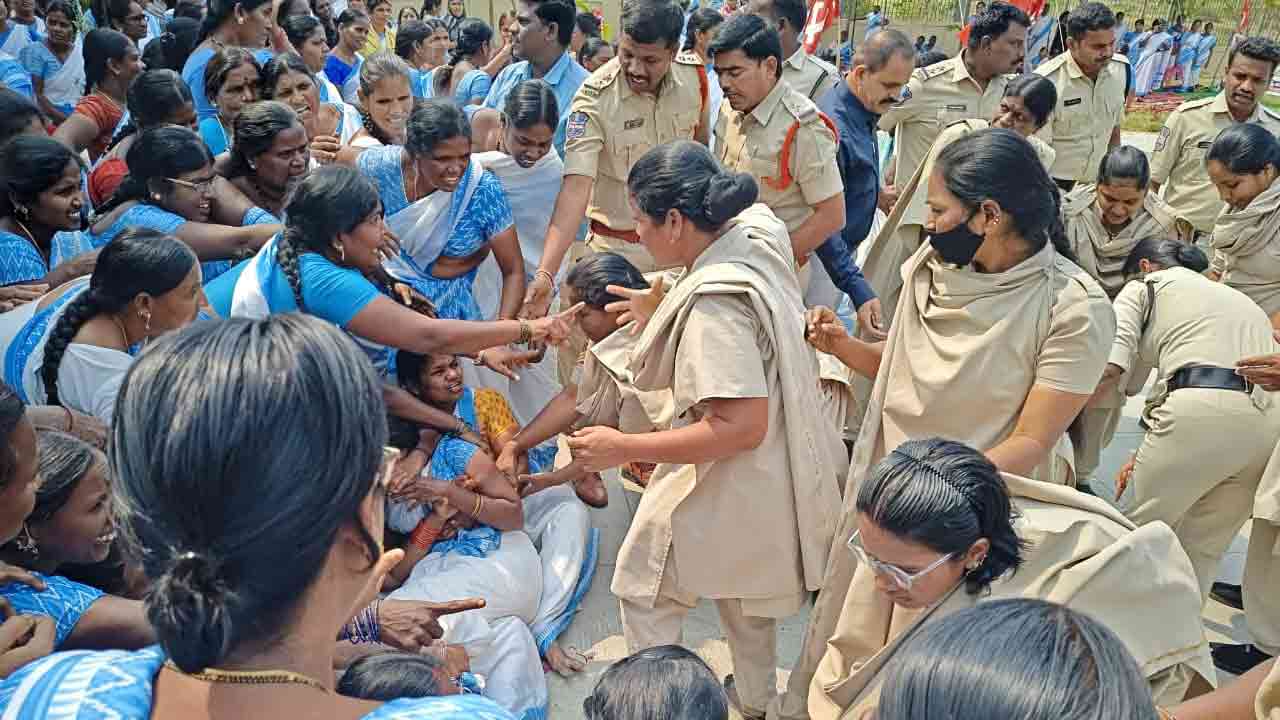 Aasha Workers | నాగర్‌కర్నూల్ కలెక్టరేట్ ఎదుట ఆశ కార్యకర్తల ధర్నా.. అరెస్టు చేసిన పోలీసులు