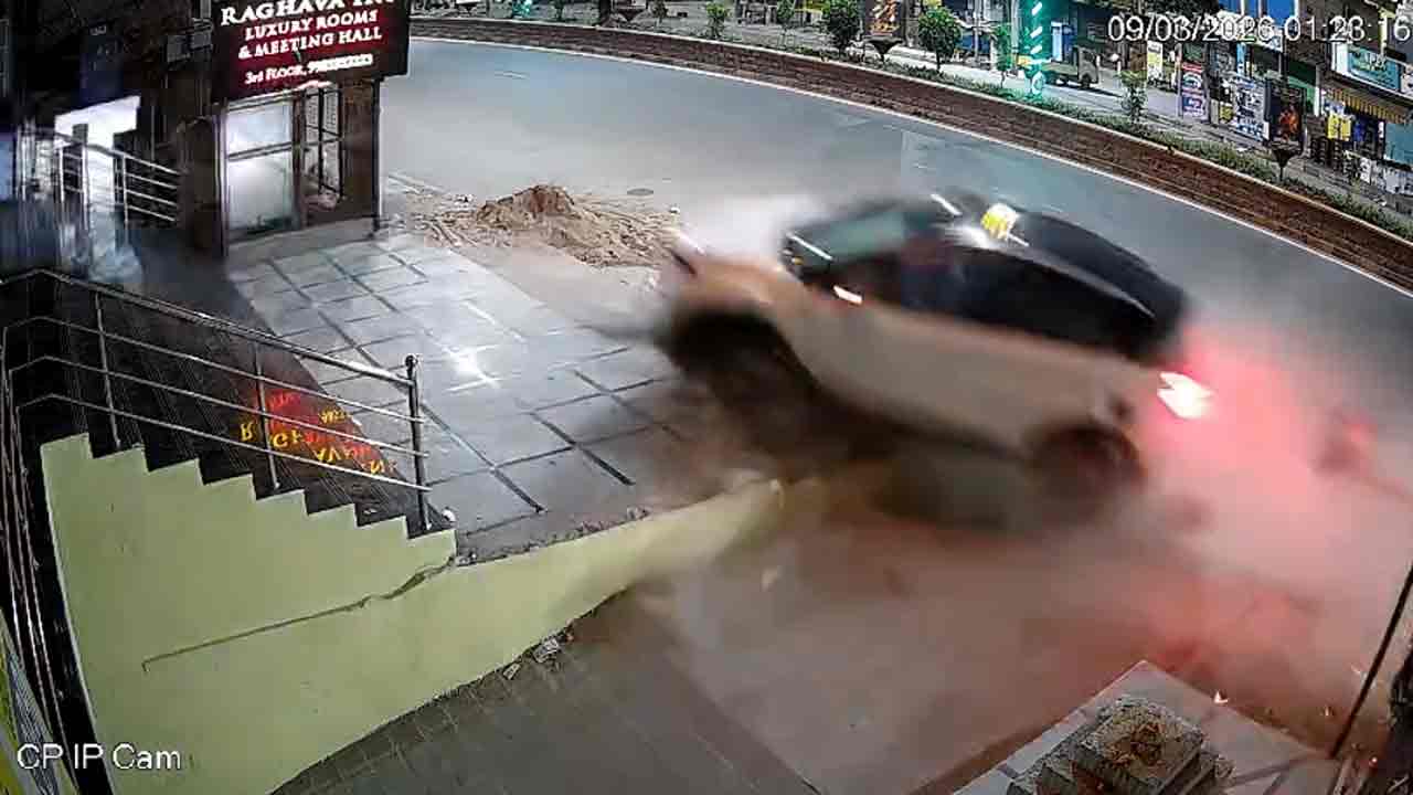 నల్గొండలో కారు బీభత్సం.. బైకర్, మున్సిపల్ కార్మికురాలిని ఢీకొట్టి బోల్తా