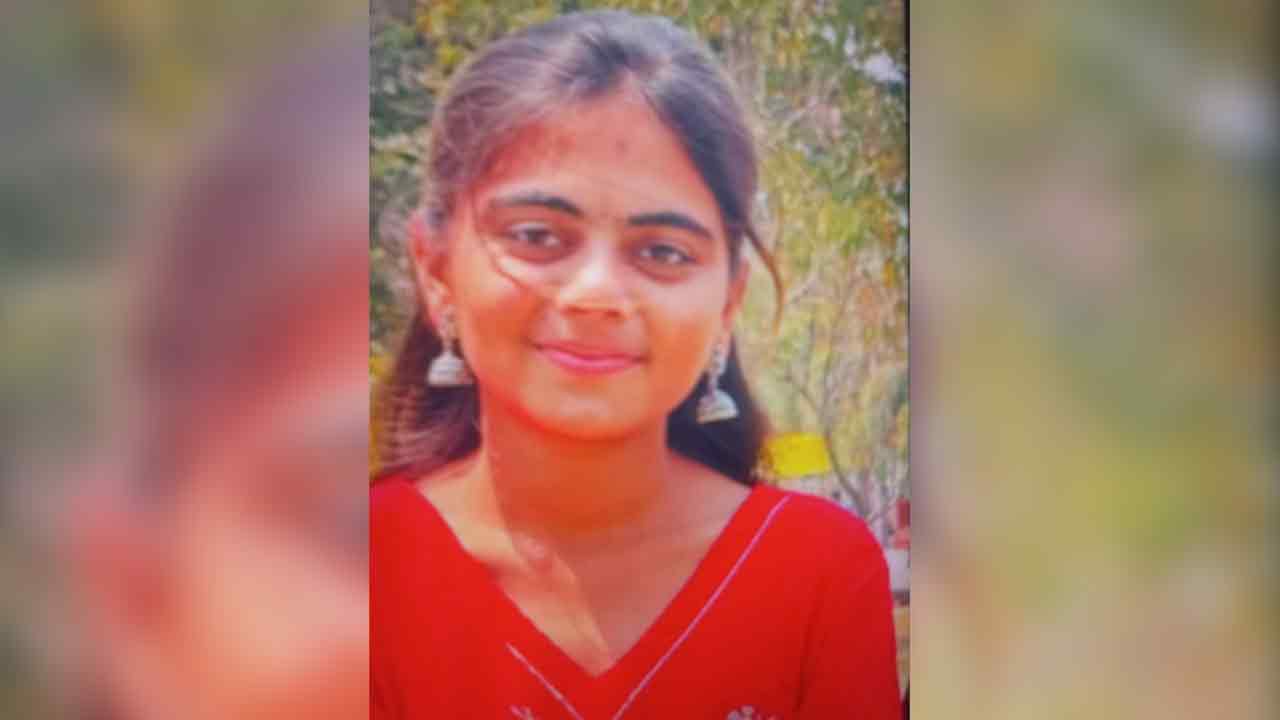 Commits suicide | పండుగపూట విషాదం..ఉరేసుకొని బీటెక్ విద్యార్థిని ఆత్మహత్య