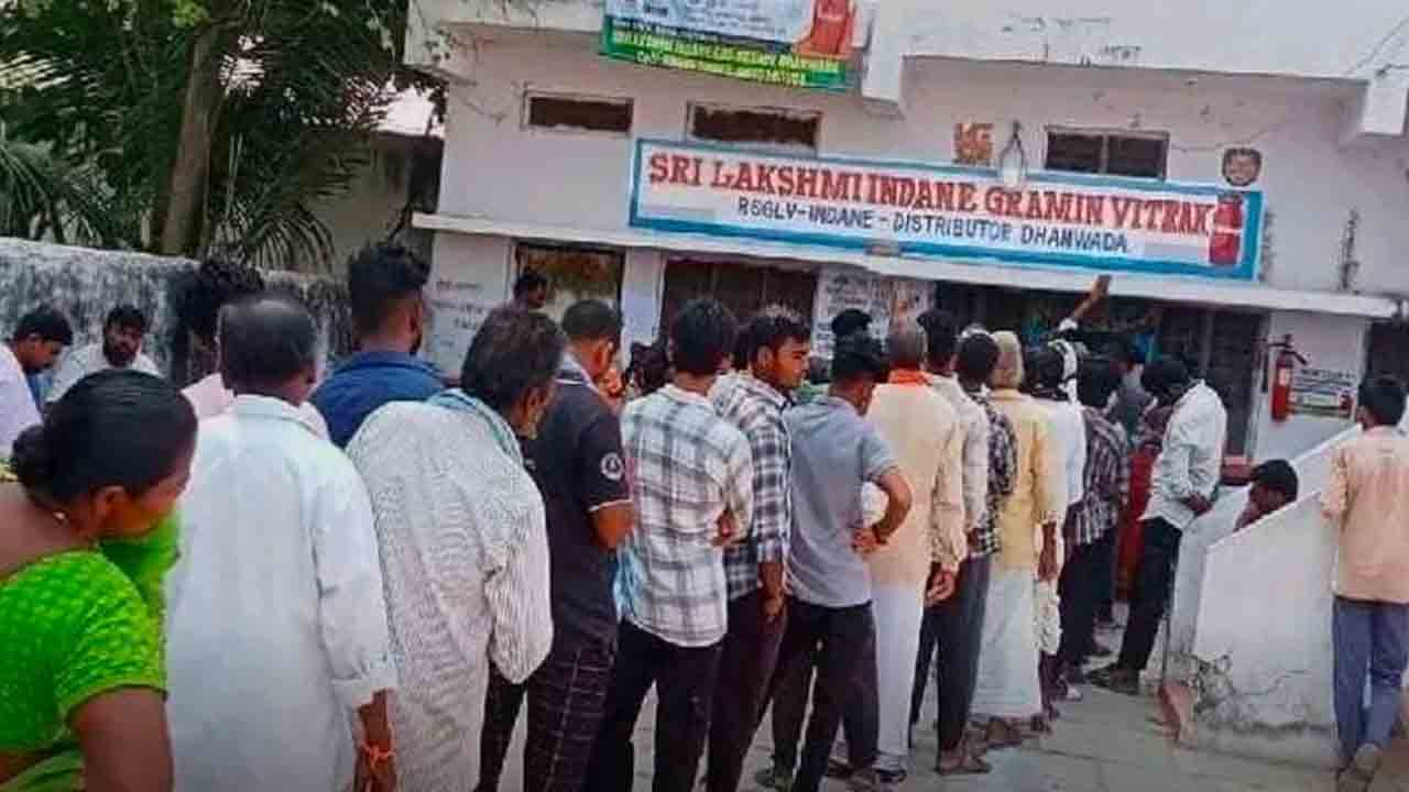 Dhanwada | నారాయణపేట జిల్లాలో పోలీసుల బందోబస్తు మధ్యన సిలిండర్ల పంపిణీ