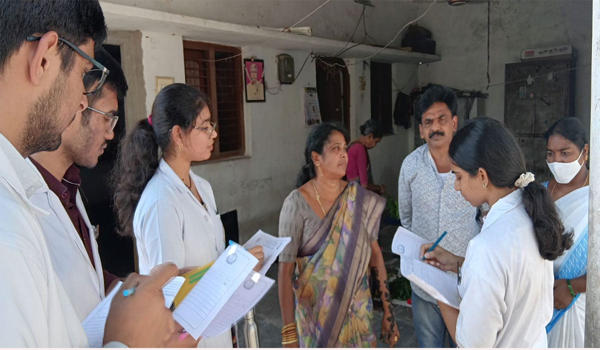 KAMANPOOR | రొంపకుంటలో వైద్య విద్యార్థుల దత్తత కార్యక్రమం..రొంపికుంటను సందర్శించిన వైద్య కళాశాల విద్యార్థులు