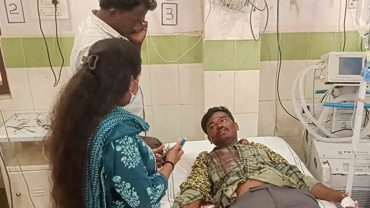 Nirmal | టైరు పేలి డీసీఎం వ్యాన్ బోల్తా పలువురికి గాయాలు