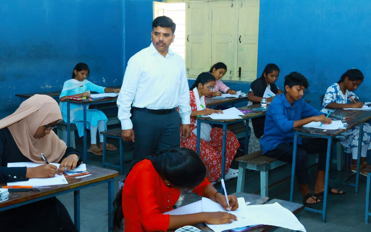 ప‌రీక్ష‌ల నిర్వ‌హ‌ణ‌లో నిర్ల‌క్ష్యం వ‌హించొద్దు : కలెక్టర్ బి.చంద్ర‌శేఖ‌ర్‌