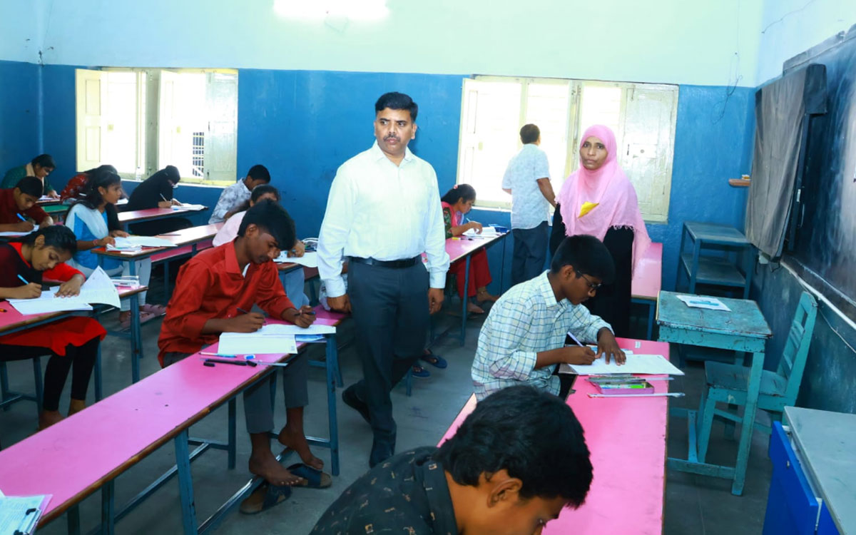 ప‌రీక్ష‌ల నిర్వ‌హ‌ణ‌లో నిర్ల‌క్ష్యం వ‌హించొద్దు : కలెక్టర్ బి.చంద్ర‌శేఖ‌ర్‌