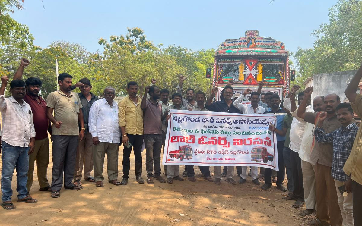 నల్లగొండలో లారీ ఓనర్స్ అసోసియేషన్ నిరసన